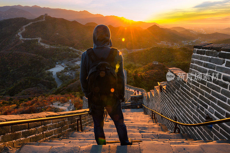 年轻的徒步旅行者在长城，中国北京