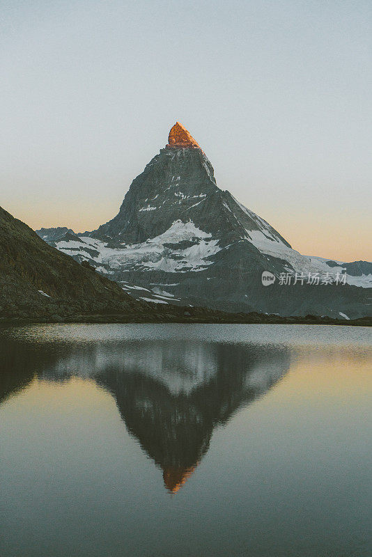 风景秀丽的湖在马特洪山的背景