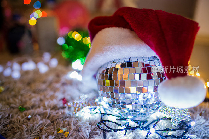 银色迪斯科球，圣诞背景，散景光背景，模糊背景
