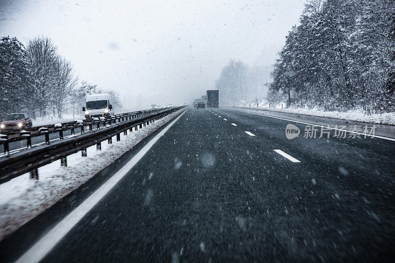 冬天在高速公路上开车