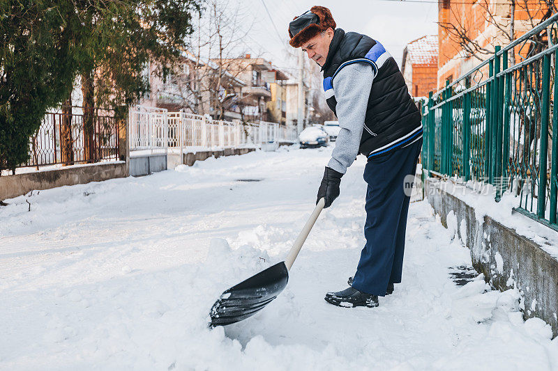 人清理积雪