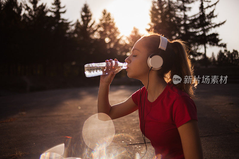 运动员训练后喝水