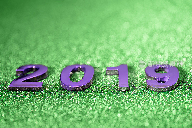 2019年新年在闪烁的散焦背景(绿色)