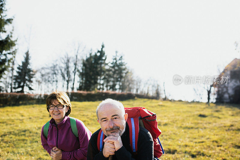 老年夫妇一起徒步旅行