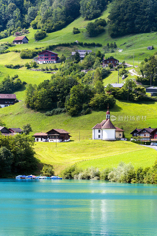 在瑞士奥布瓦尔登的Lungern湖或Lungerersee的景观