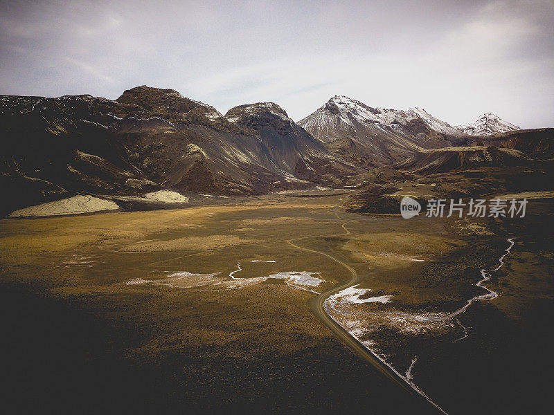 冰岛南部火山景观的乡村公路