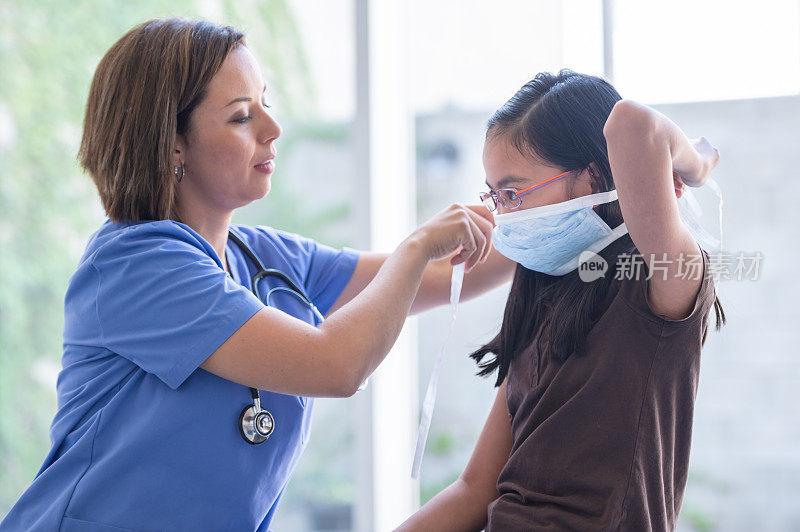 医生给一个年轻女孩做了检查