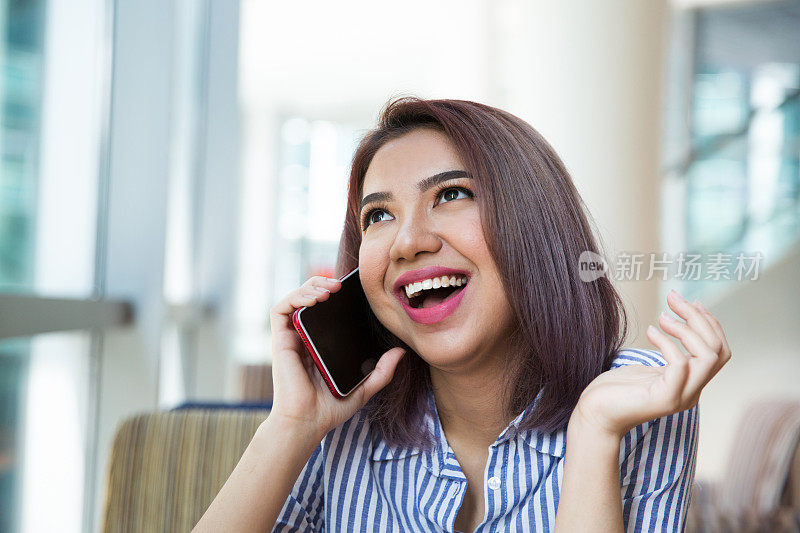 在咖啡馆里打电话的女人