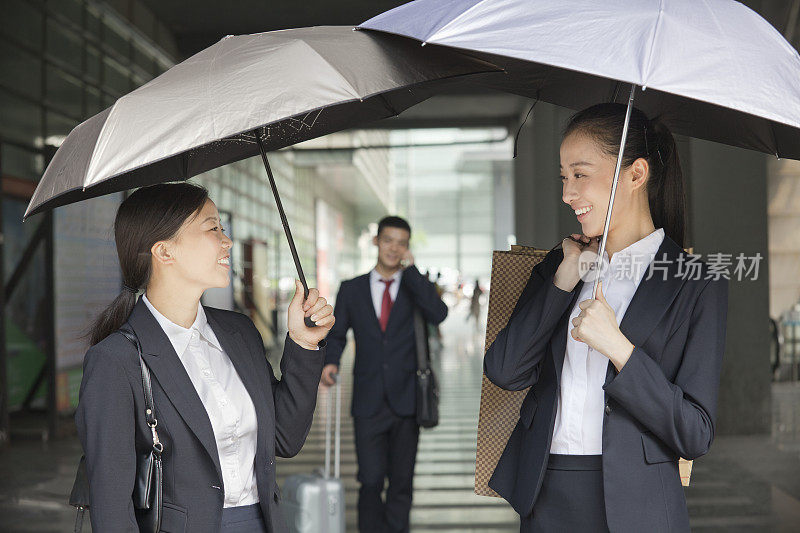 中国女商人在雨伞下