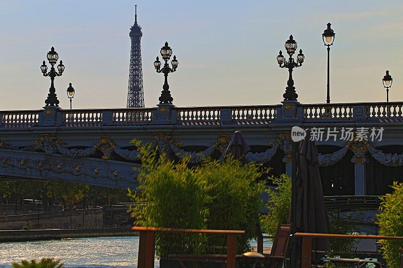 日落时分，从亚历山大三世桥上俯瞰埃菲尔铁塔——法国巴黎