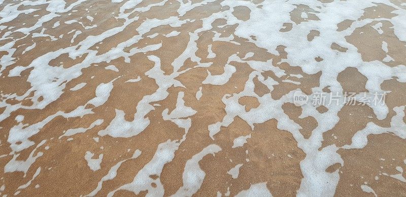 沙滩上的海水泡沫