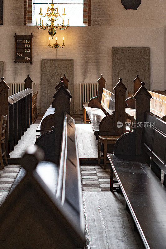 斯堪的纳维亚教堂里有长凳的房间