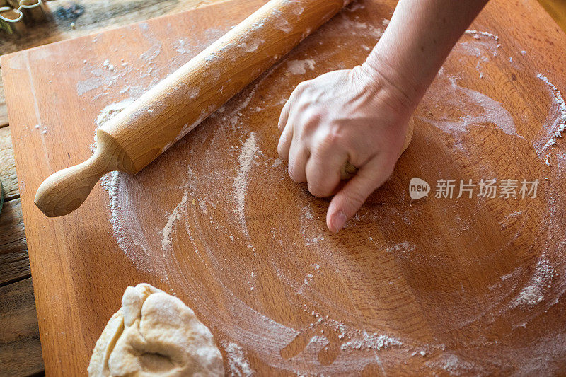 制作复活节饼干，揉面团，特写