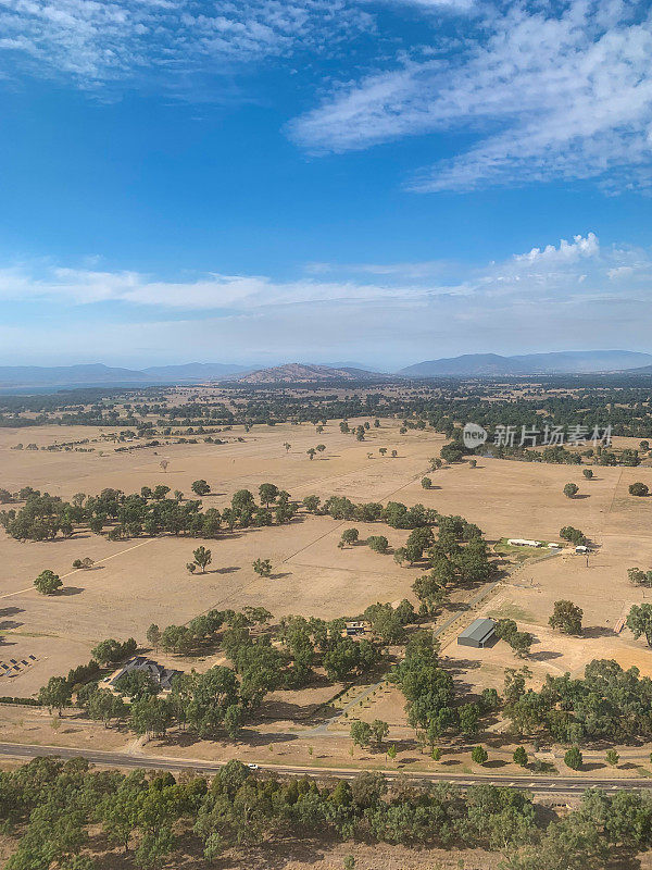 褐色干旱影响了澳大利亚新南威尔士州阿尔伯里附近的农田
