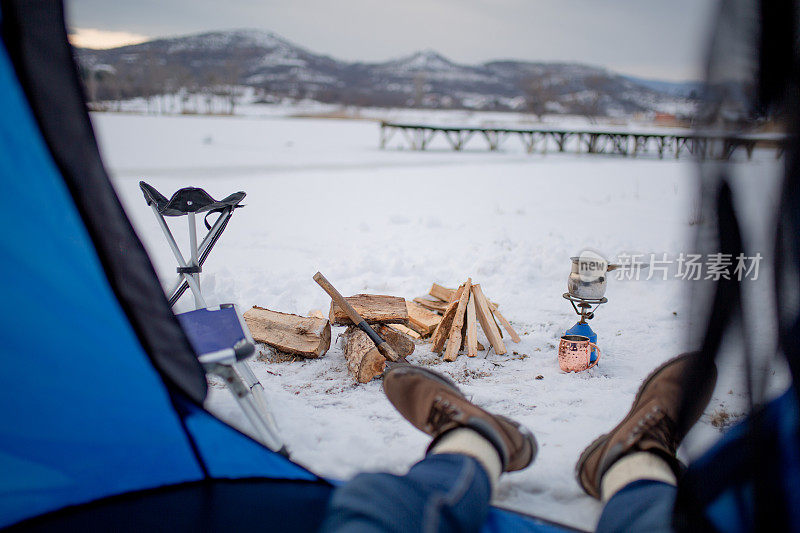 冬天在湖边露营的情侣