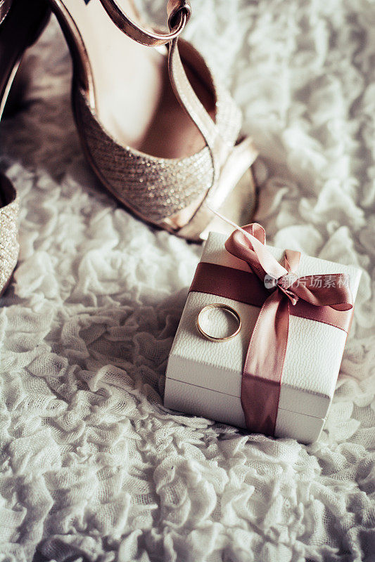 女人的凉鞋，金戒指和礼物