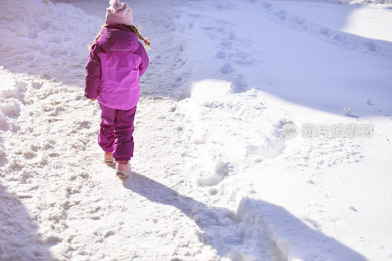 在雪中奔跑