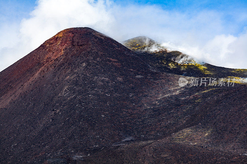 意大利西西里岛，欧洲大陆最高的活火山——埃特纳火山的彩色山顶