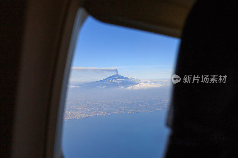 透过飞机窗口观看埃特纳火山