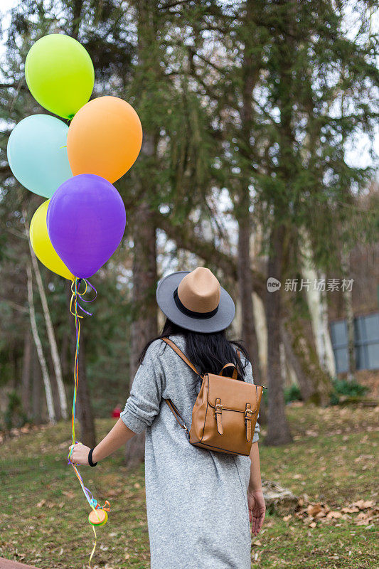 让我们自由和快乐