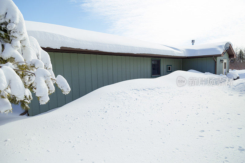 屋顶上的厚厚的积雪