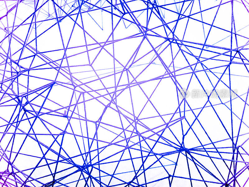 蓝色的电线构成了一个由金属网组成的网络