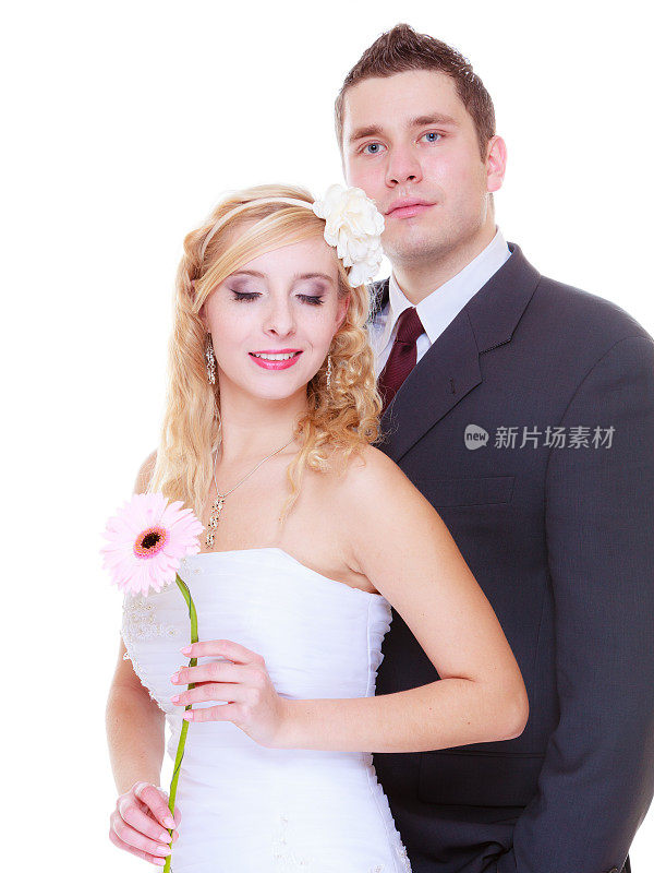 快乐的新郎和新娘摆姿势拍婚纱照