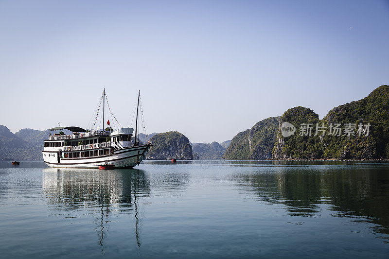 沿着下龙湾航行