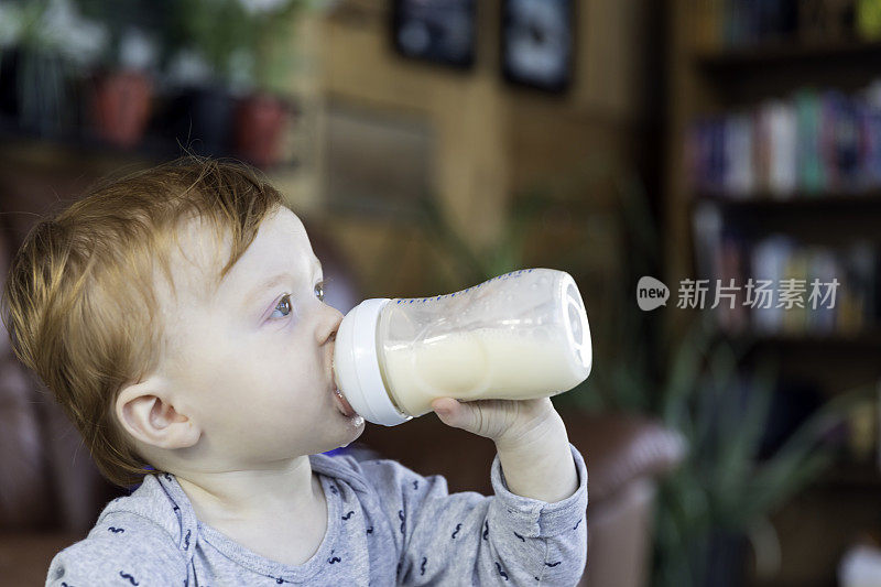 喝奶瓶的小男孩