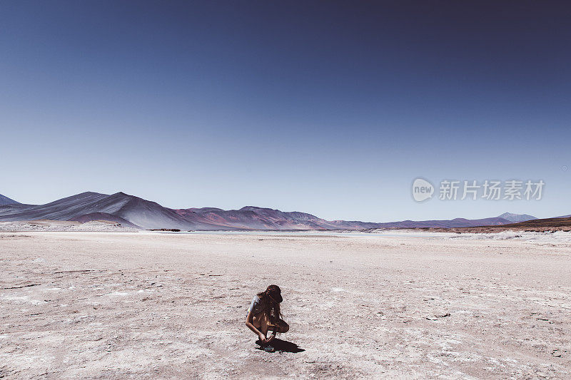 行走在阿塔卡马沙漠盐滩上的女子