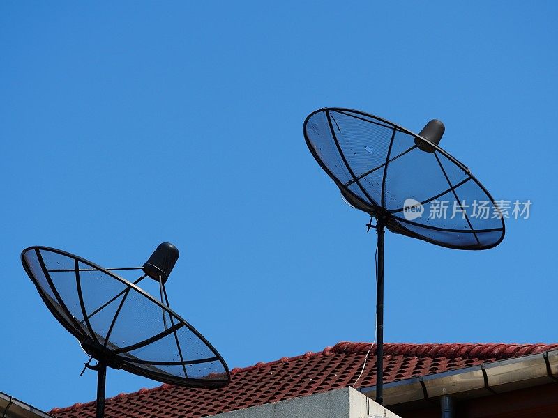 屋顶上有卫星天线和电视天线
