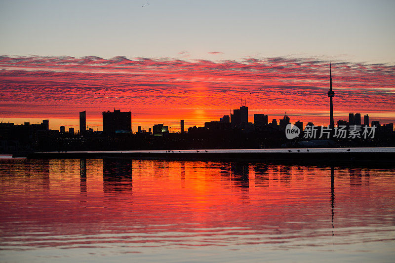 安大略湖上的红色日出