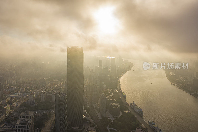 中国上海的日出全景航拍图