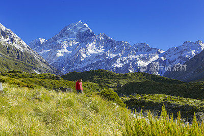 新西兰库克山:在库克山徒步旅行的旅行者