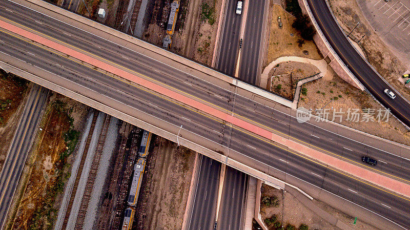 无人机向下看一个复杂的立交桥和交通交汇处