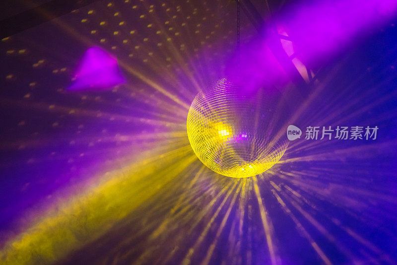 闪亮的迪斯科球与闪电效果在舞台上