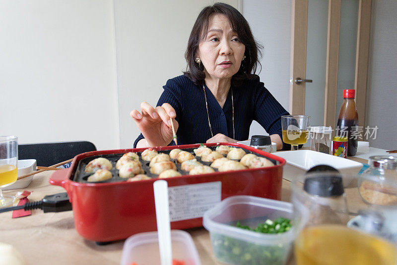 日本老年妇女在家开派对