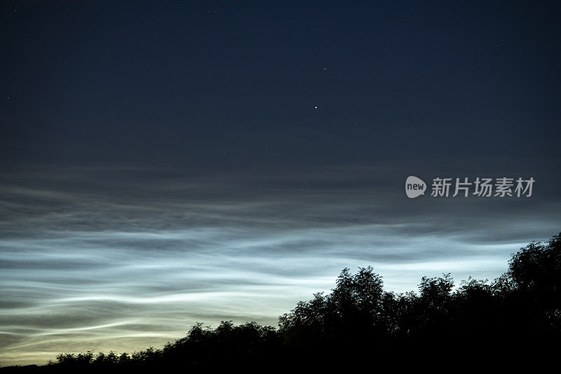 夜光云或夜晚闪亮的云在黑暗的夜空