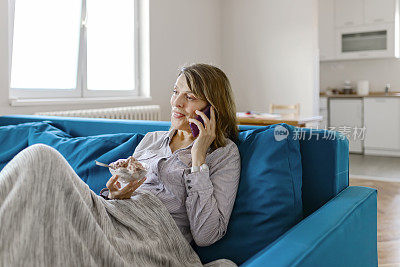 成熟的女人用智能手机打电话