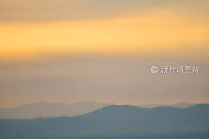 成都龙泉山脉日出时的美丽云景