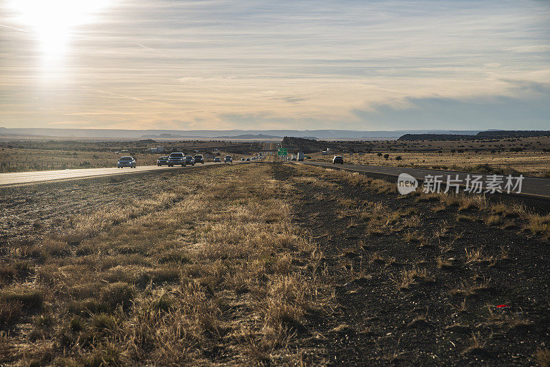 新墨西哥州阿尔伯克基附近沙漠中的高速公路。