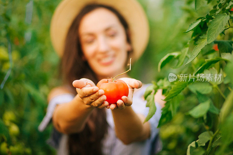 年轻微笑的农业女工