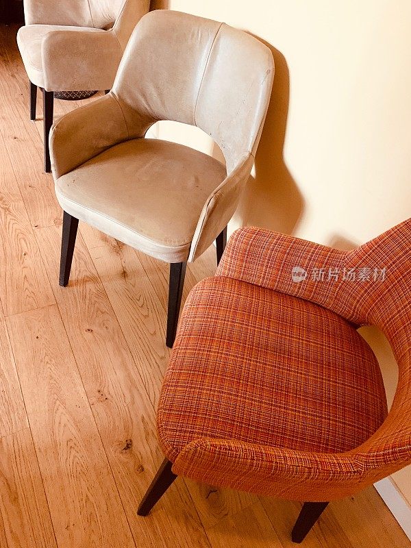 两把椅子，50年代风格