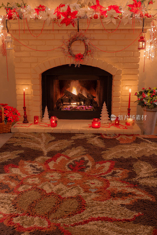 圣诞一品红和蜡烛装饰砖壁炉(P)