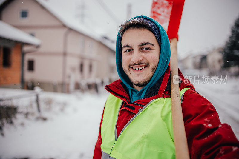 拿着雪铲的男人