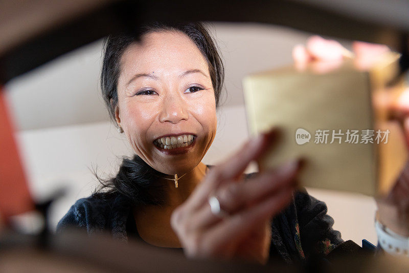 女人打开礼物