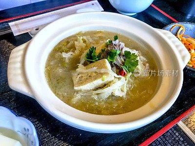 横滨一家餐馆午餐供应的中国泡菜和冷冻豆腐炖排骨