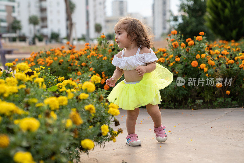 蹒跚学步的小女孩的肖像花园