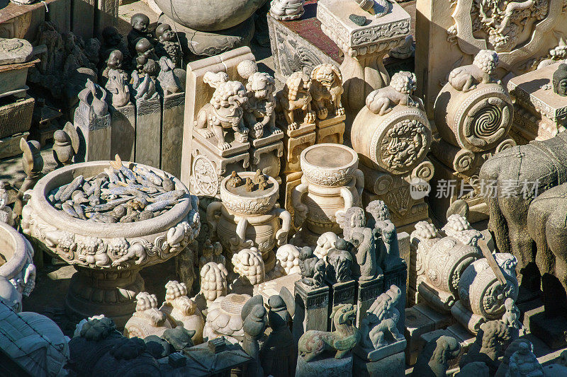 中国北京潘家园市场的石雕正在等待出售