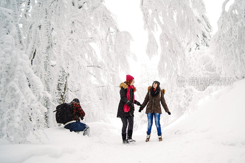 一群朋友在雪地里徒步旅行